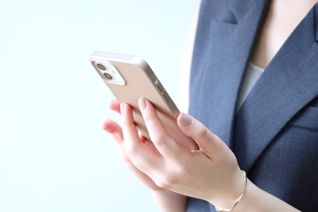 女性がスマホを操作している様子